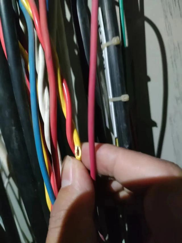 “銅包鋁的,兩三年可能就壞了”,記者暗訪發(fā)現(xiàn)消防電線背后貓膩 “銅包鋁的,兩三年可能就壞了”,記者暗訪發(fā)現(xiàn)消防電線背后貓膩